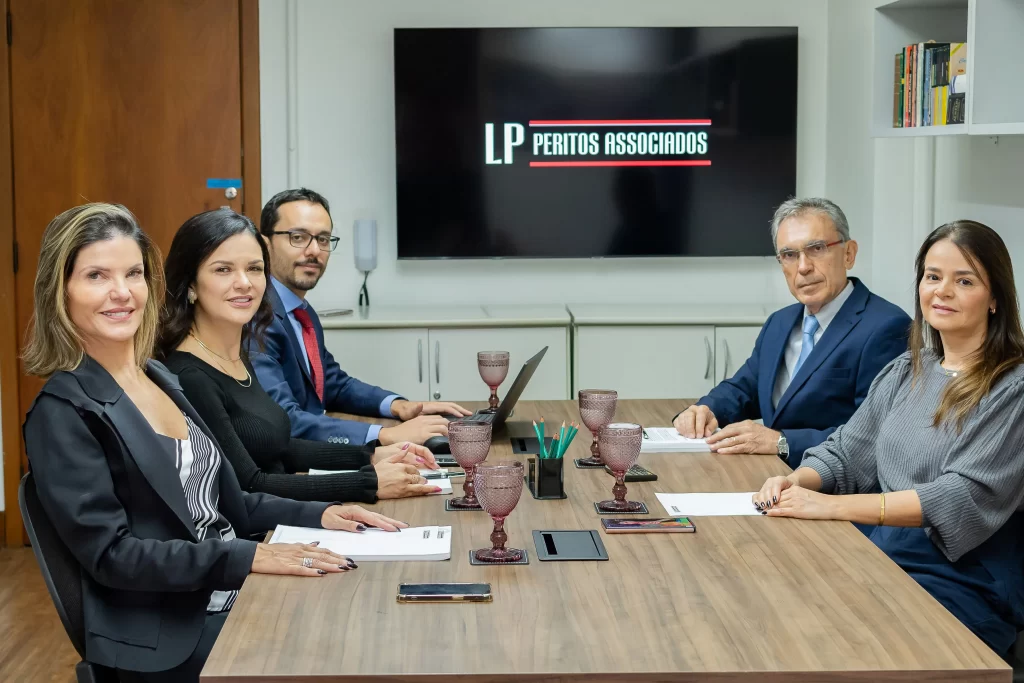 Equipe da LP Peritos reunida em sua sede