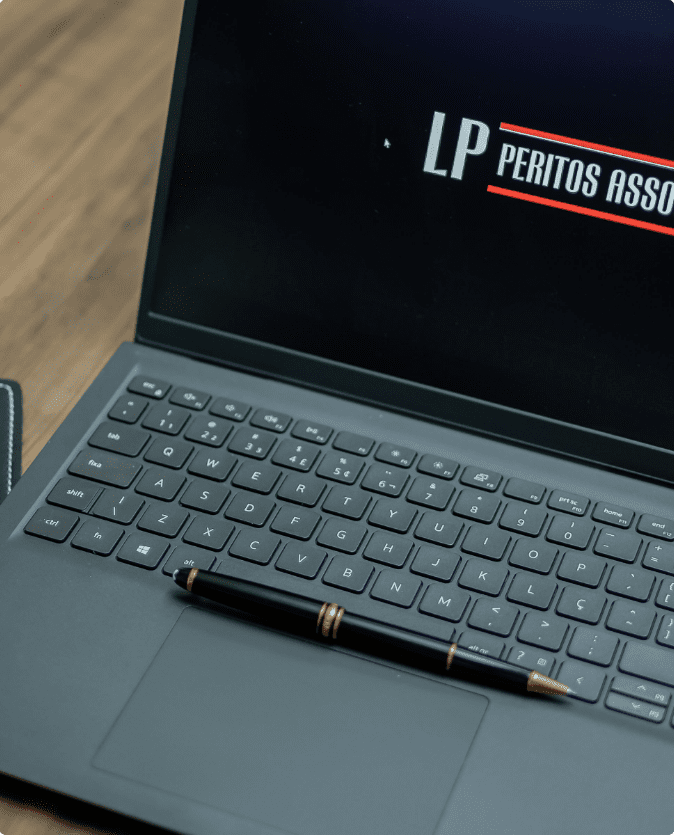 Detalhe do notebook e materiais de trabalho da LP Peritos